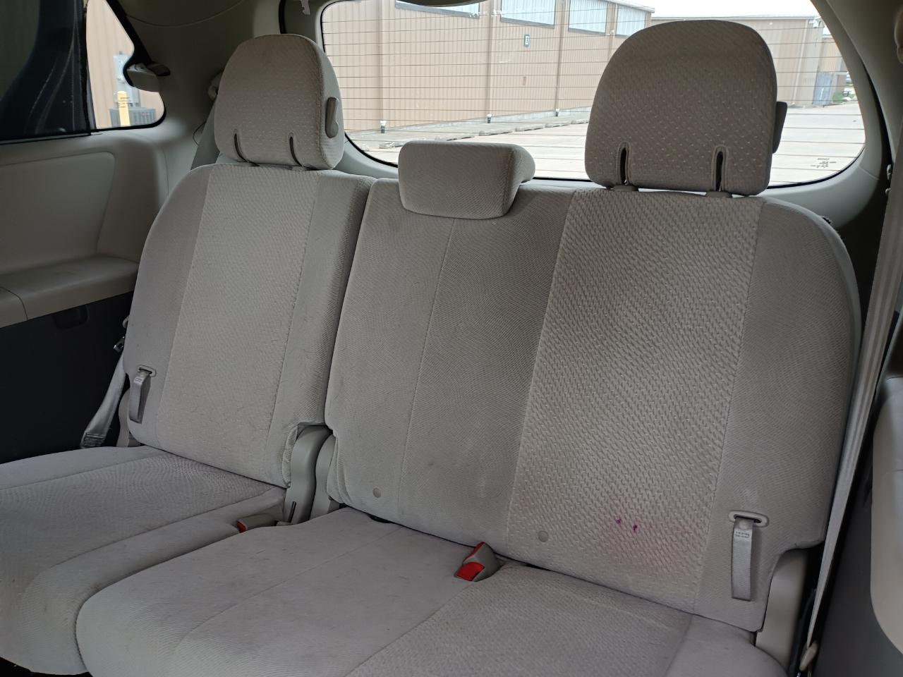 Toyota Sienna LE 8-Pass V6 2011