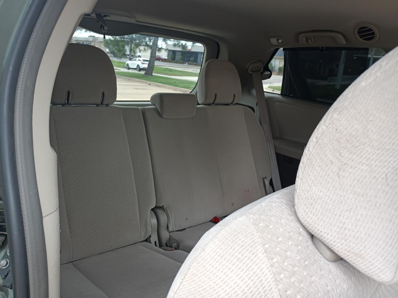 Toyota Sienna LE 8-Pass V6 2011