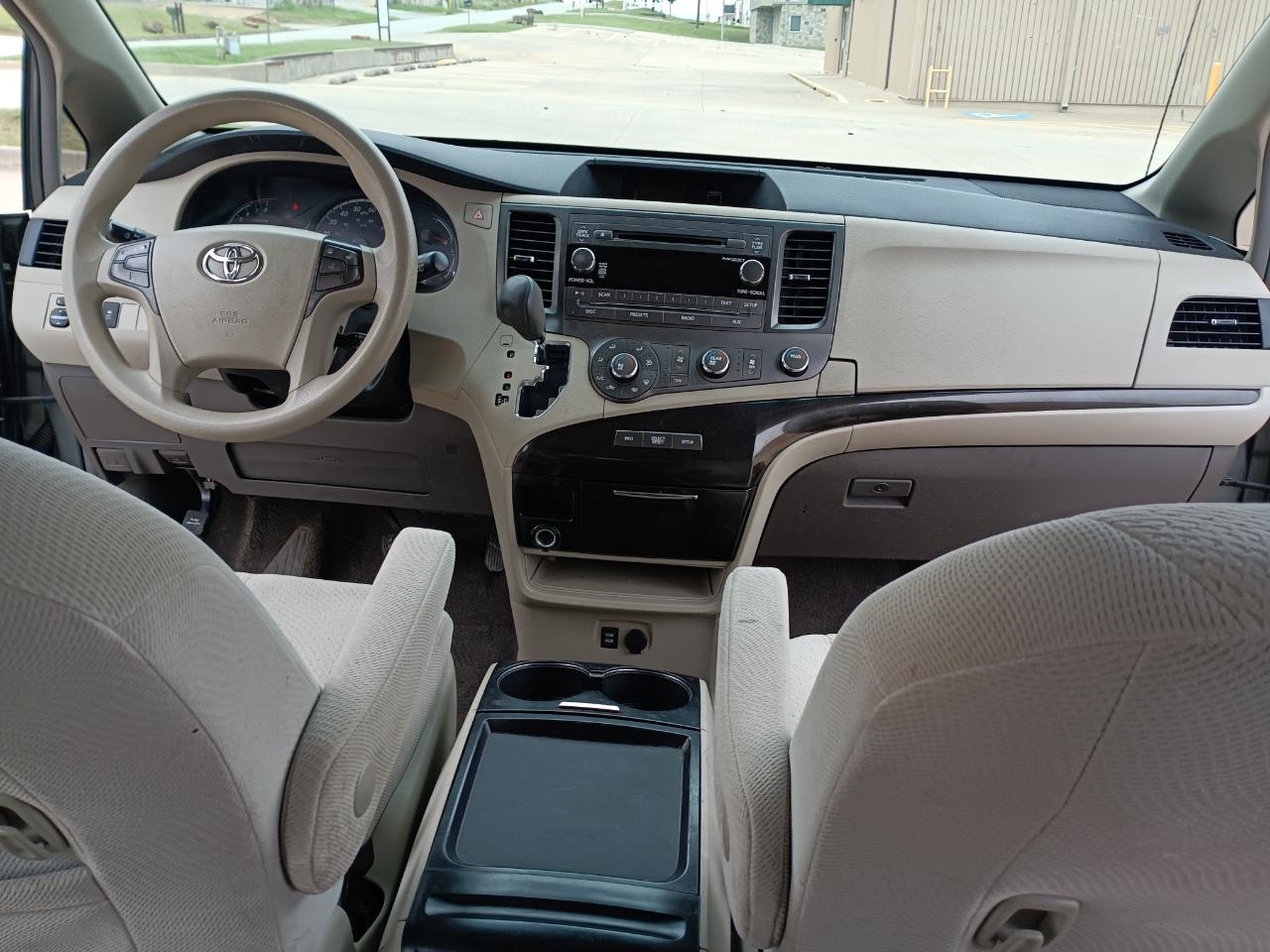 Toyota Sienna LE 8-Pass V6 2011