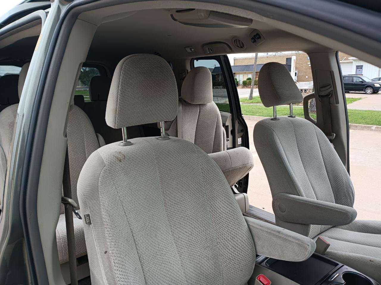 Toyota Sienna LE 8-Pass V6 2011
