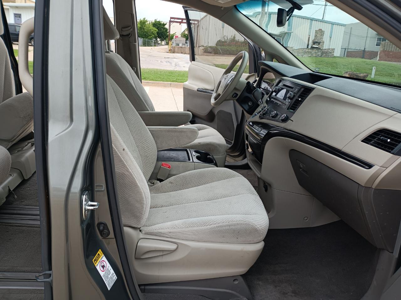 Toyota Sienna LE 8-Pass V6 2011