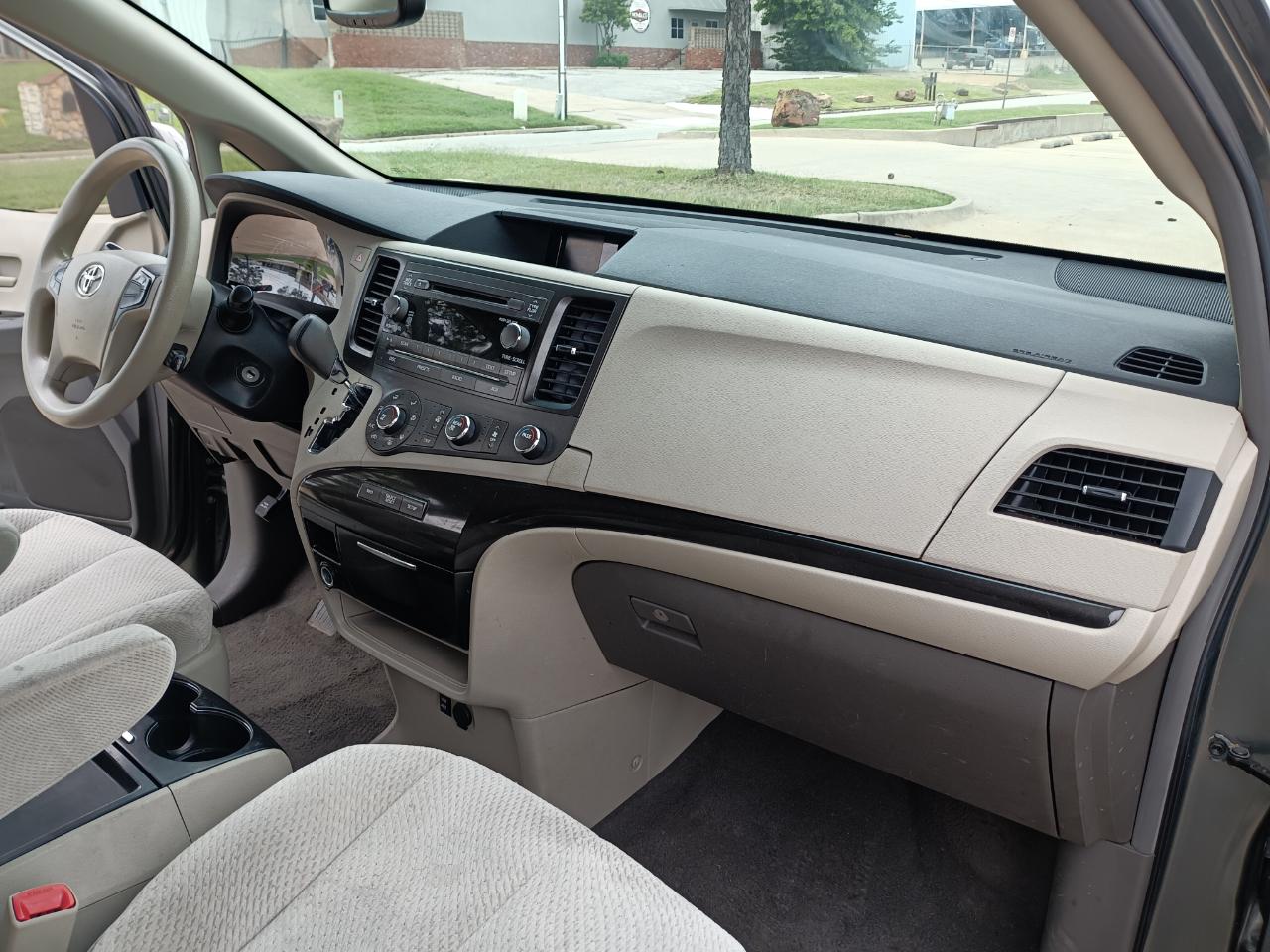 Toyota Sienna LE 8-Pass V6 2011