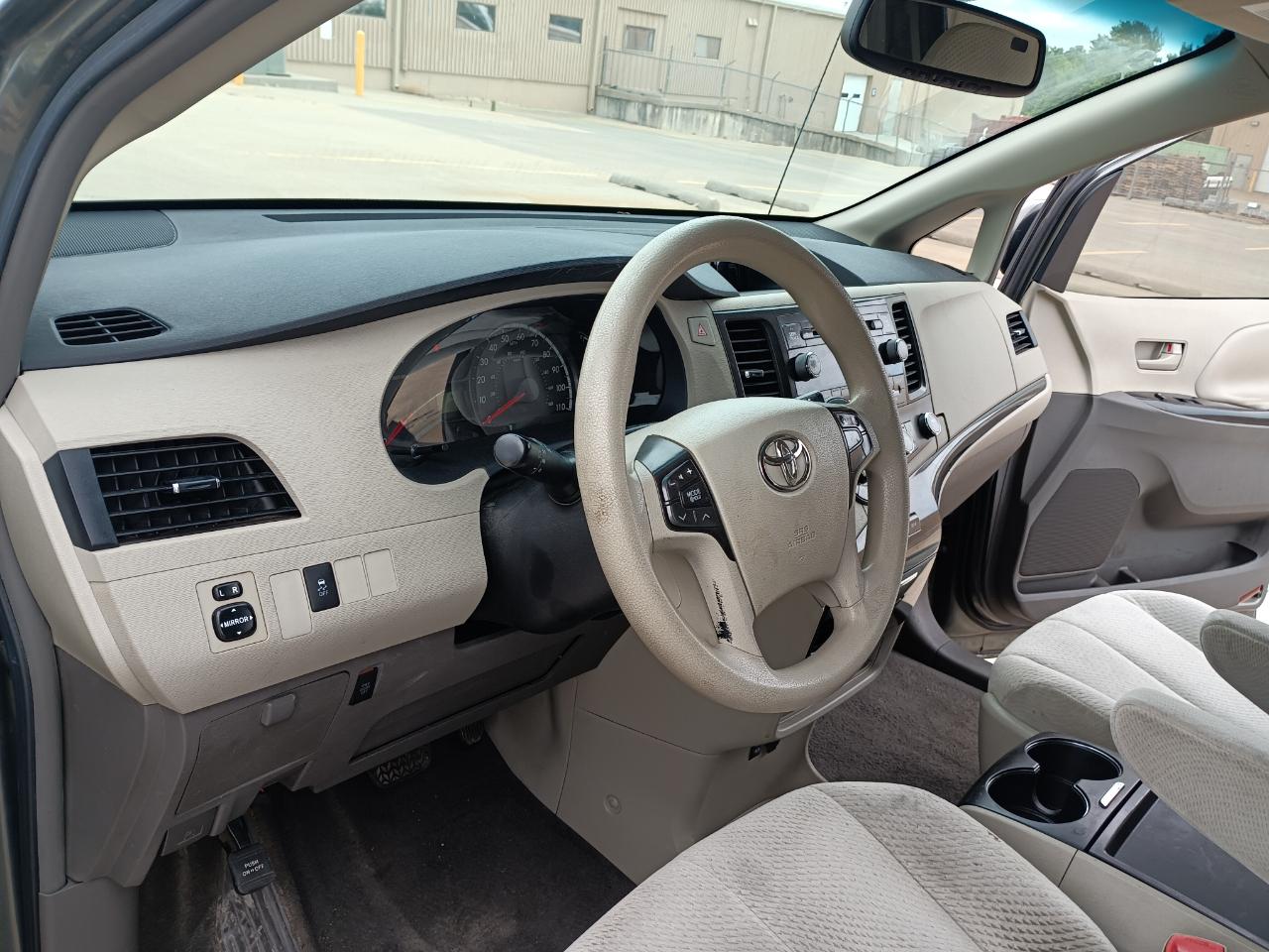 Toyota Sienna LE 8-Pass V6 2011
