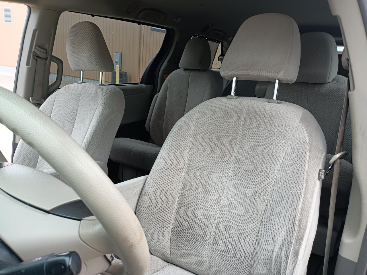 Toyota Sienna LE 8-Pass V6 2011