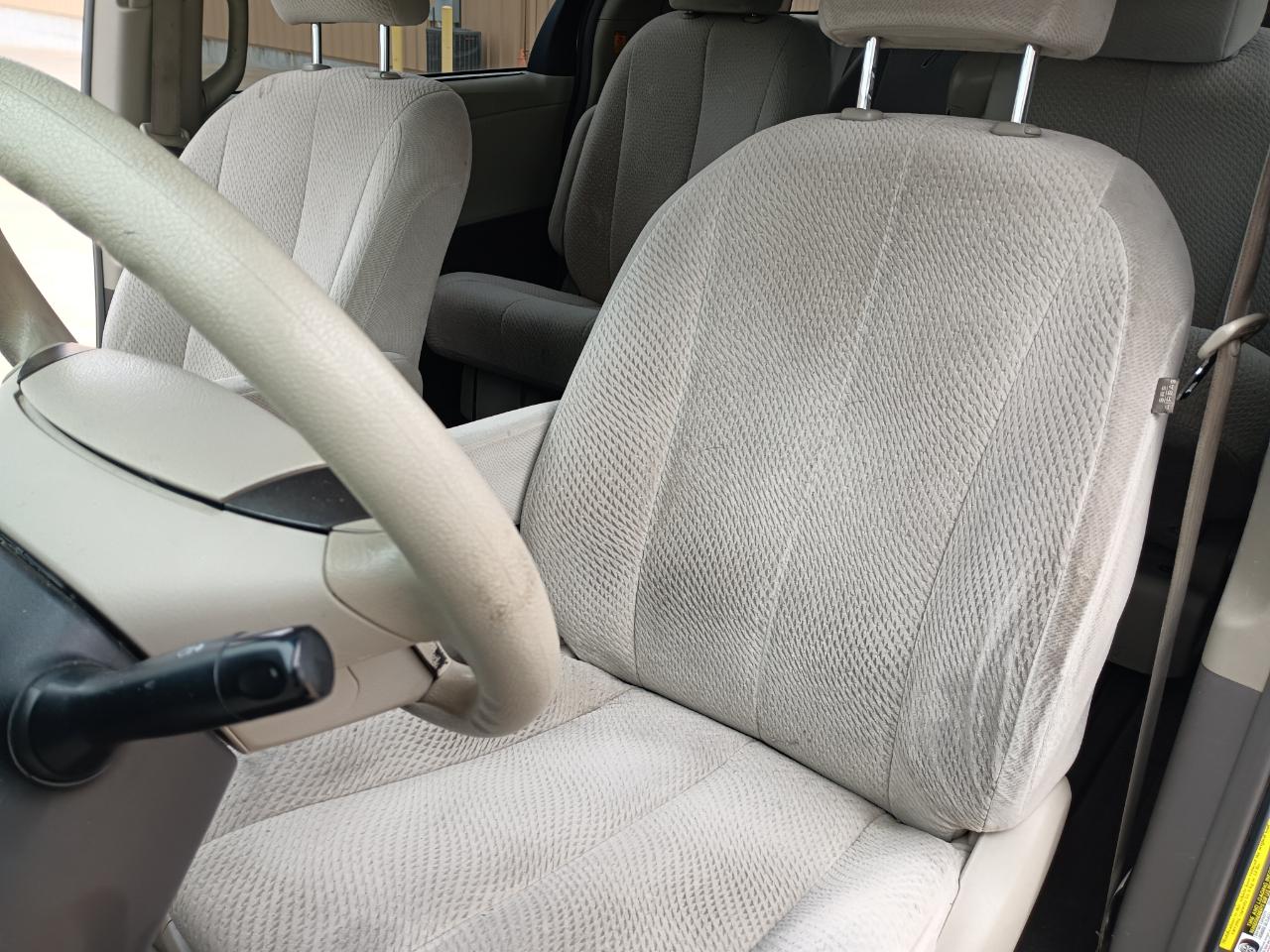 Toyota Sienna LE 8-Pass V6 2011