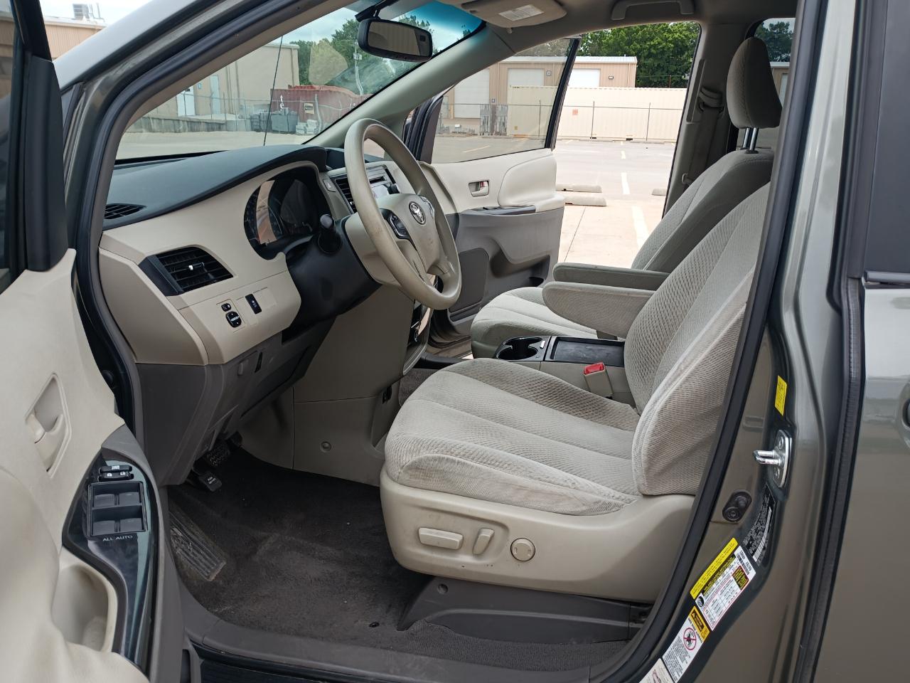 Toyota Sienna LE 8-Pass V6 2011