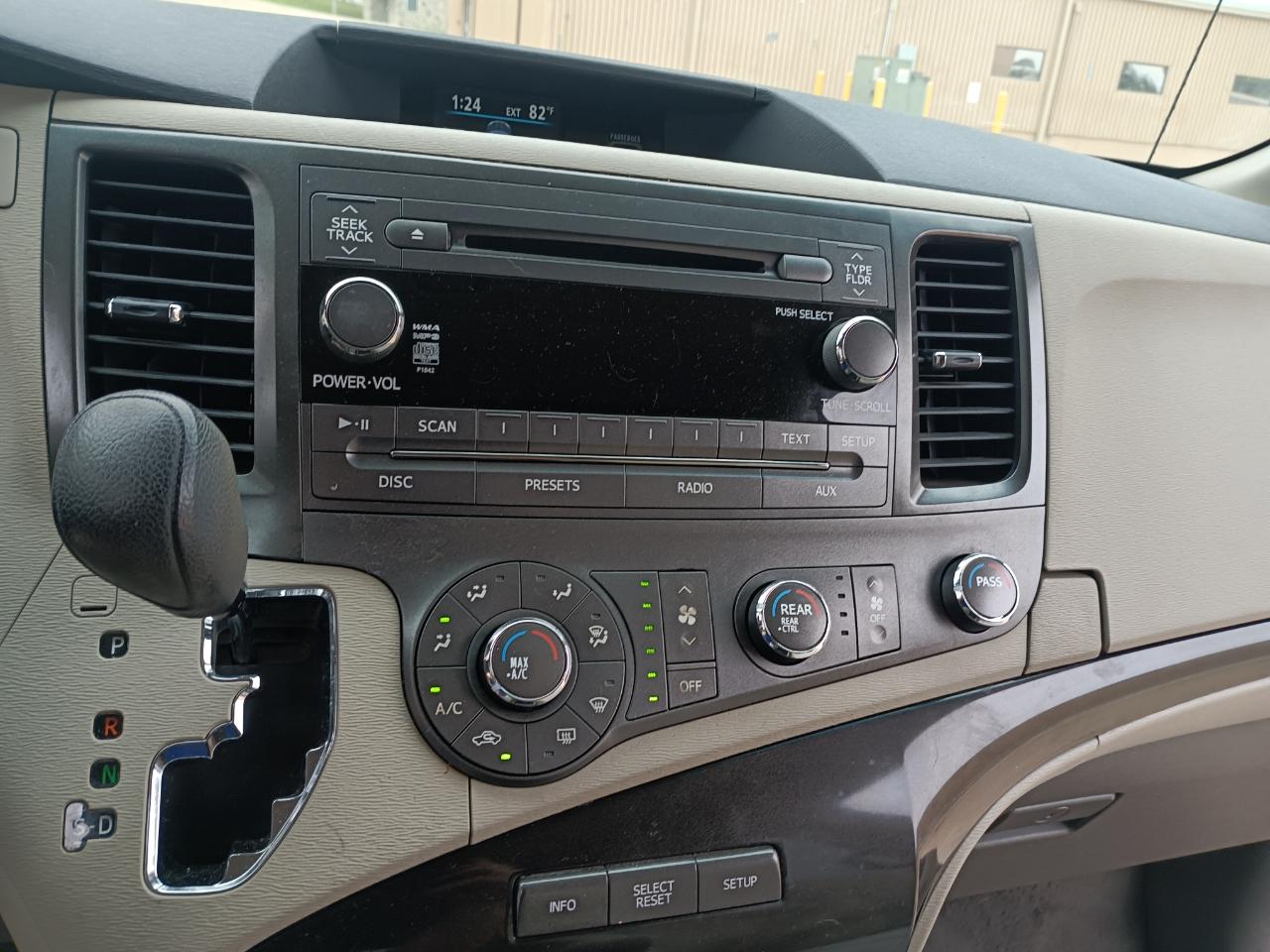 Toyota Sienna LE 8-Pass V6 2011
