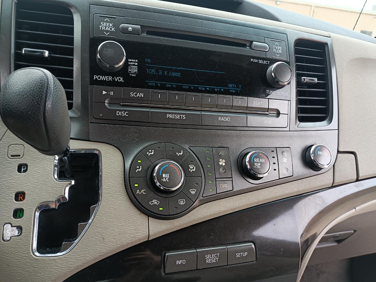 Toyota Sienna LE 8-Pass V6 2011