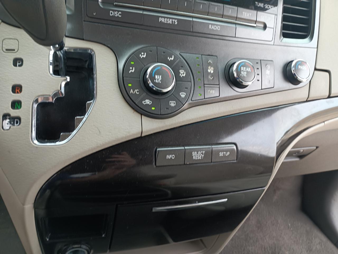 Toyota Sienna LE 8-Pass V6 2011
