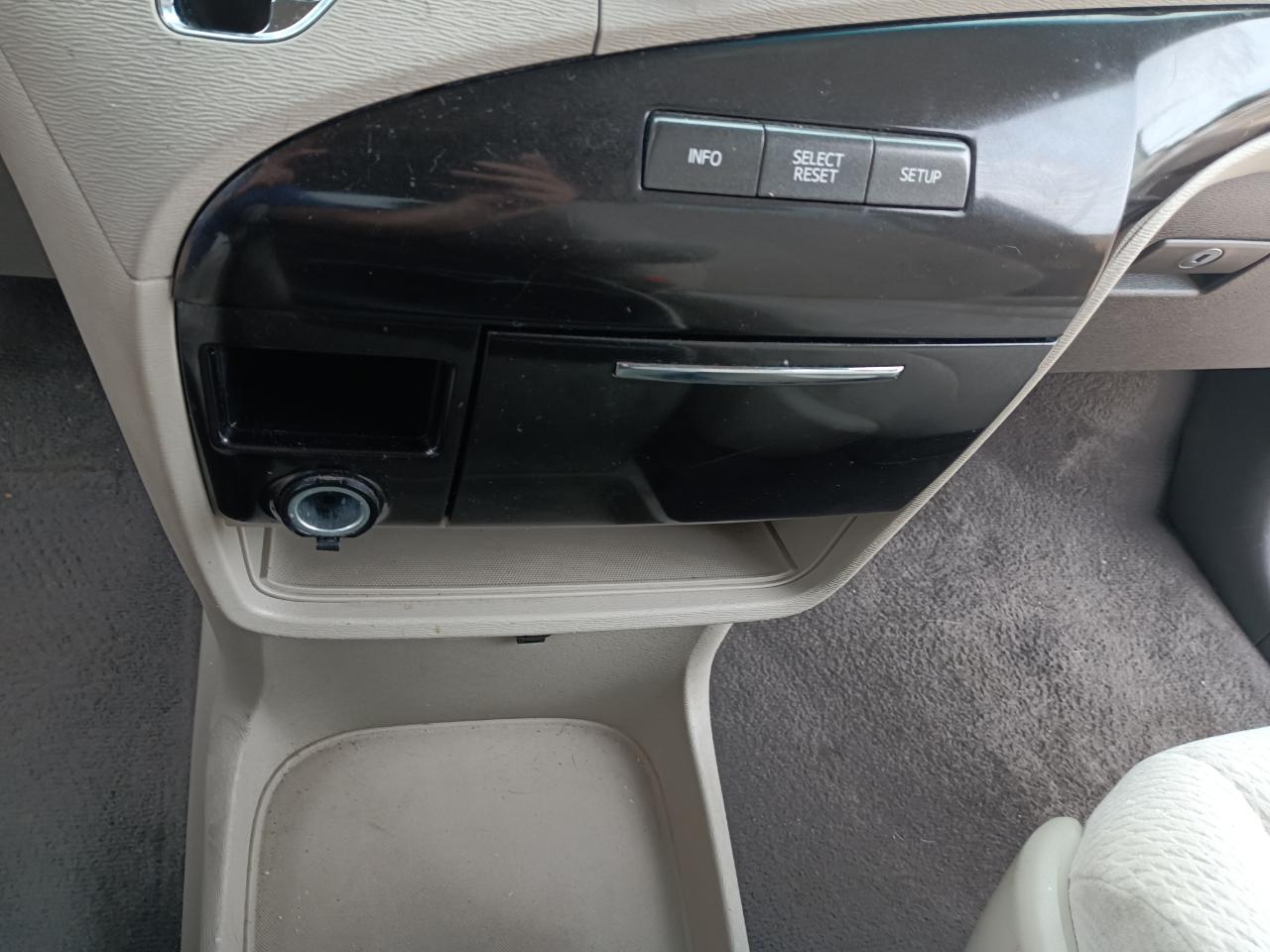 Toyota Sienna LE 8-Pass V6 2011