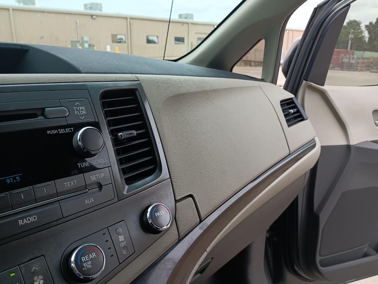 Toyota Sienna LE 8-Pass V6 2011