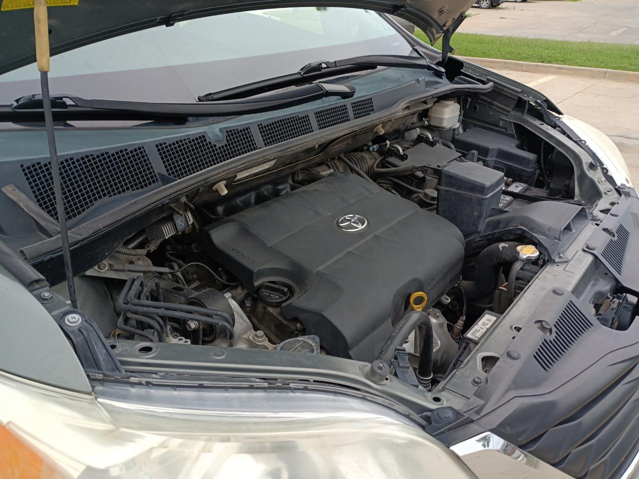 Toyota Sienna LE 8-Pass V6 2011