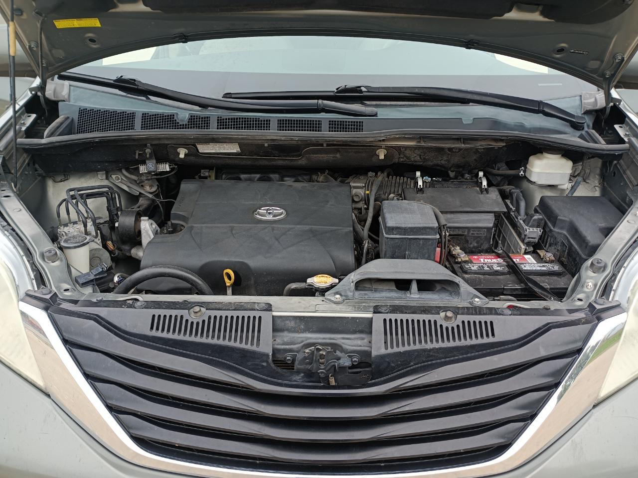 Toyota Sienna LE 8-Pass V6 2011