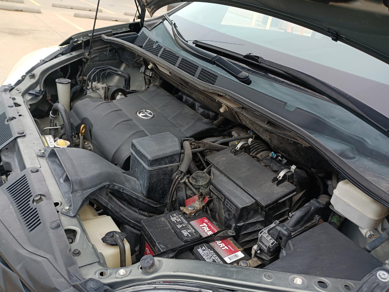 Toyota Sienna LE 8-Pass V6 2011