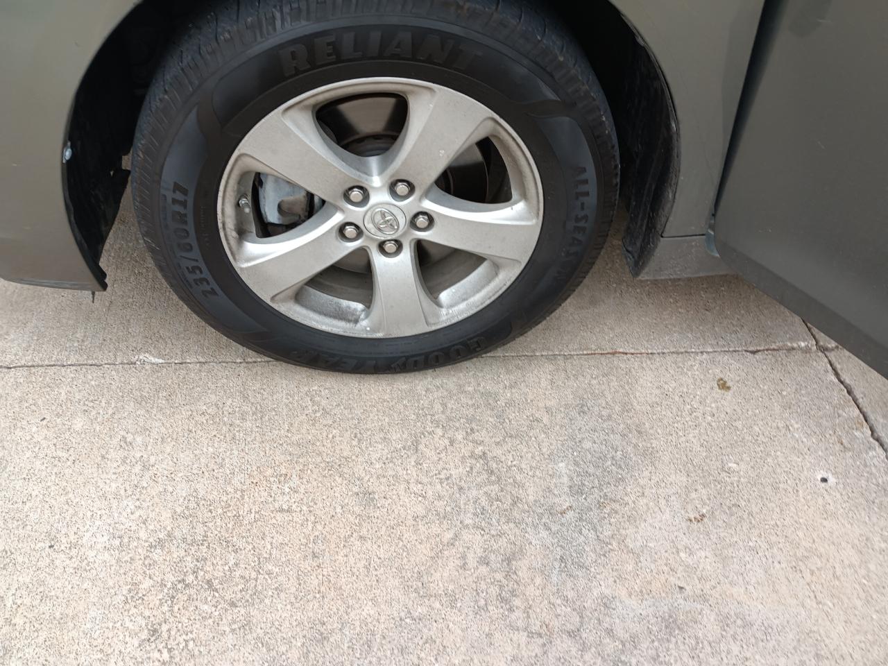 Toyota Sienna LE 8-Pass V6 2011