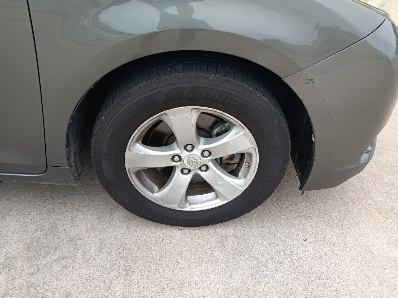 Toyota Sienna LE 8-Pass V6 2011