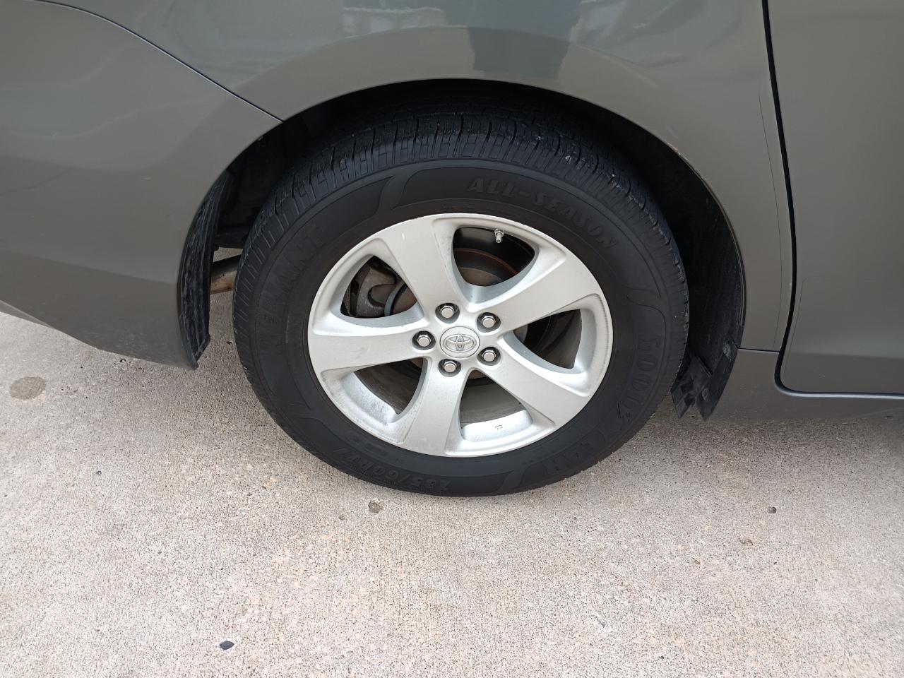 Toyota Sienna LE 8-Pass V6 2011