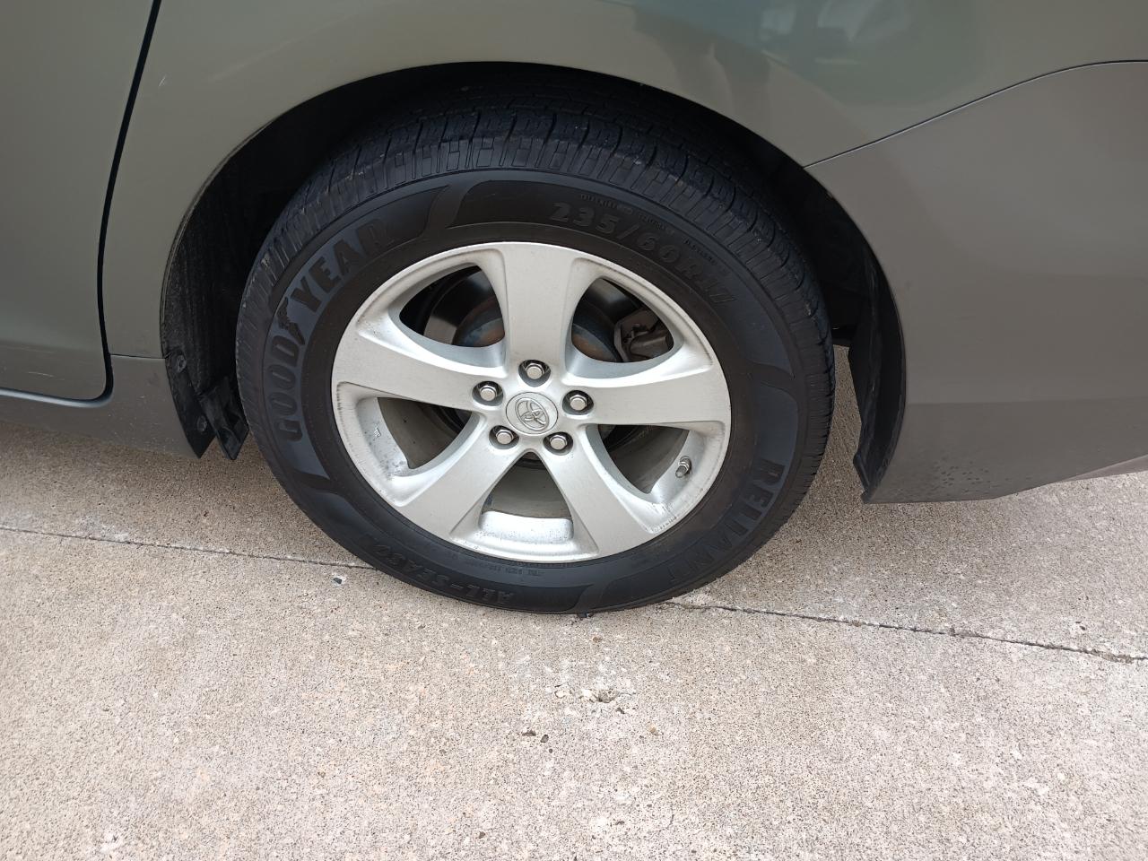 Toyota Sienna LE 8-Pass V6 2011