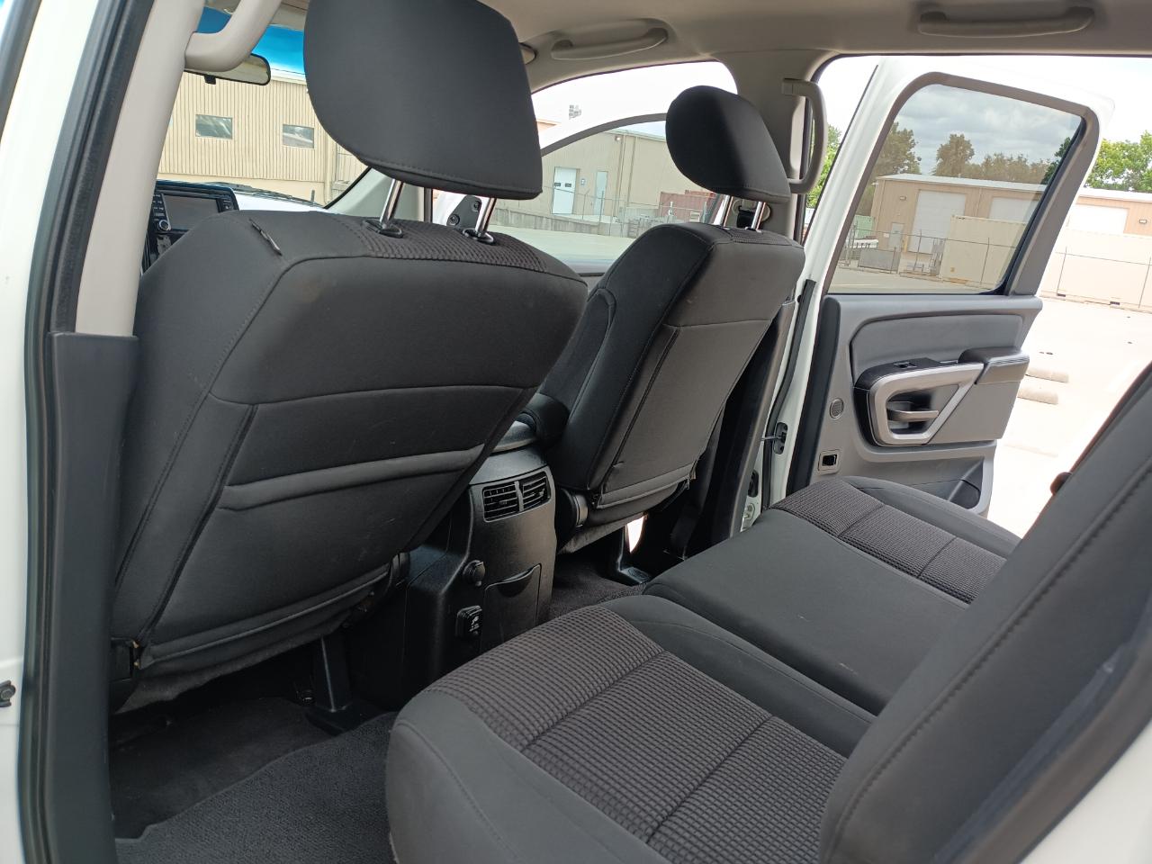 Nissan Titan SV Crew Cab 2WD 2015