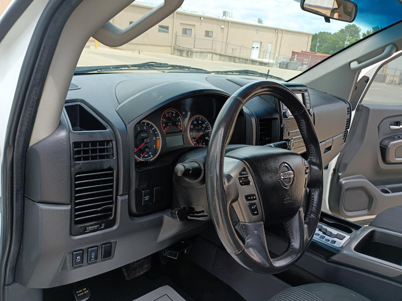 Nissan Titan SV Crew Cab 2WD 2015