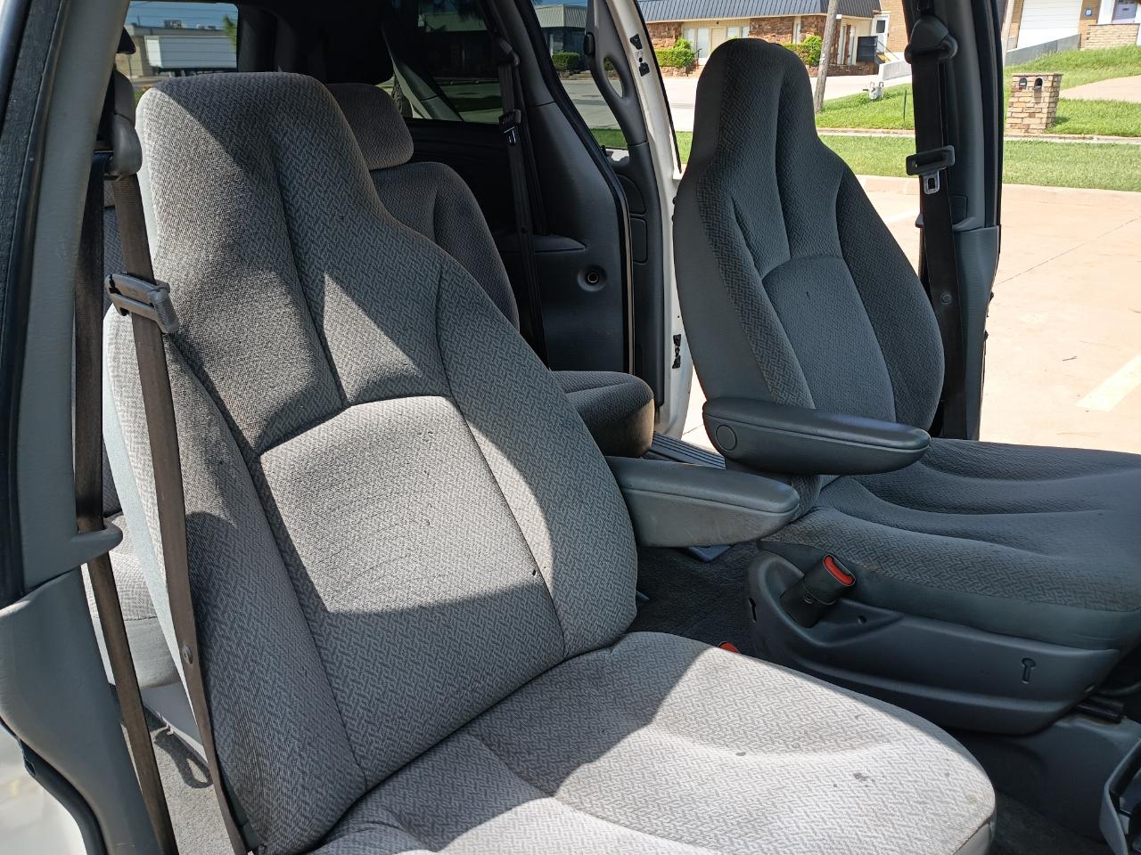 Chrysler Town & Country LX 2005