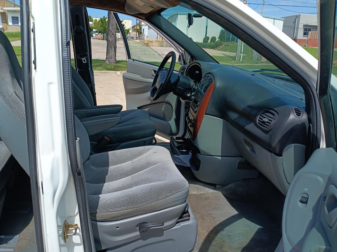 Chrysler Town & Country LX 2005