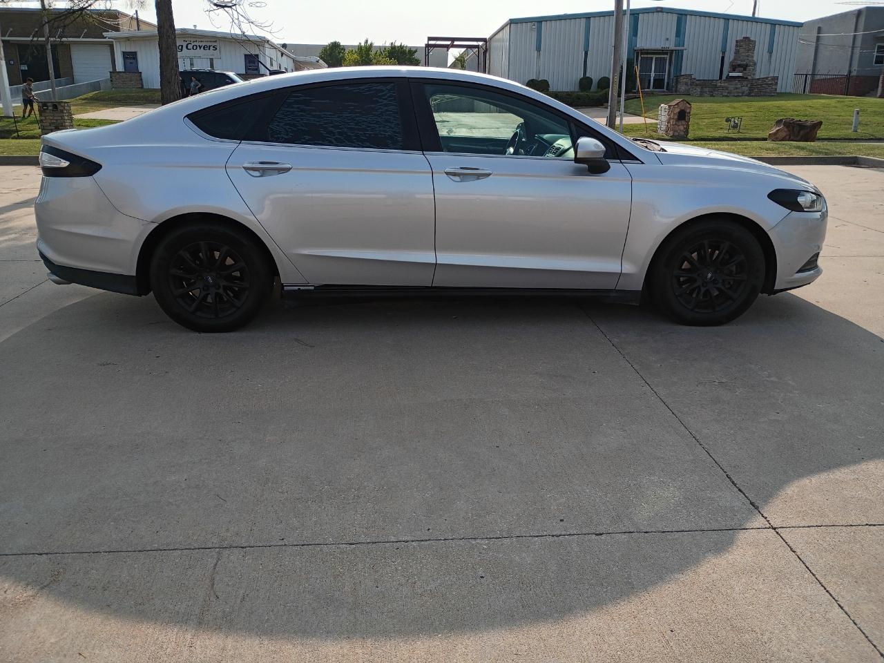 Ford Fusion S 2016