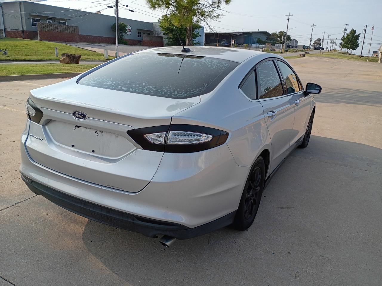 Ford Fusion S 2016