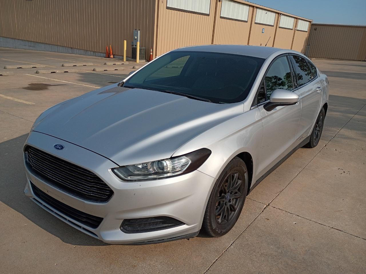 Ford Fusion S 2016