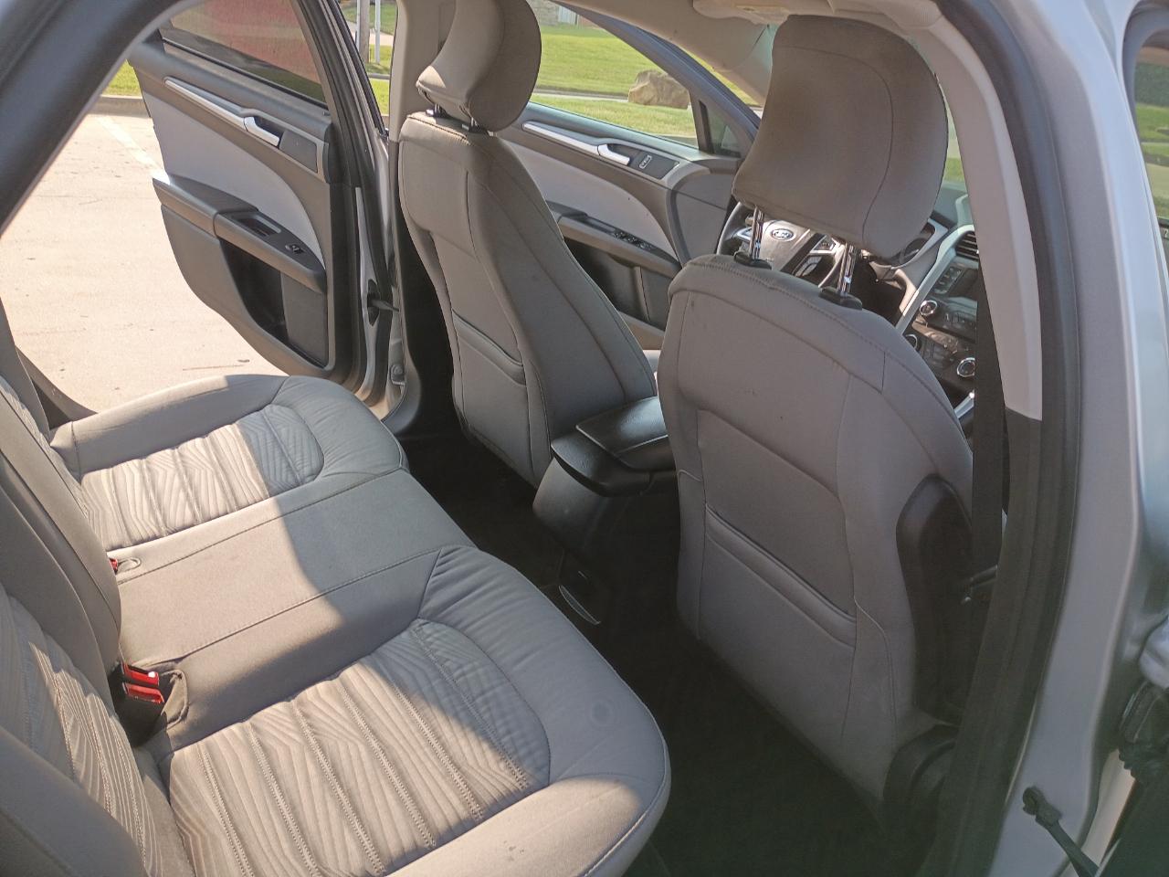 Ford Fusion S 2016