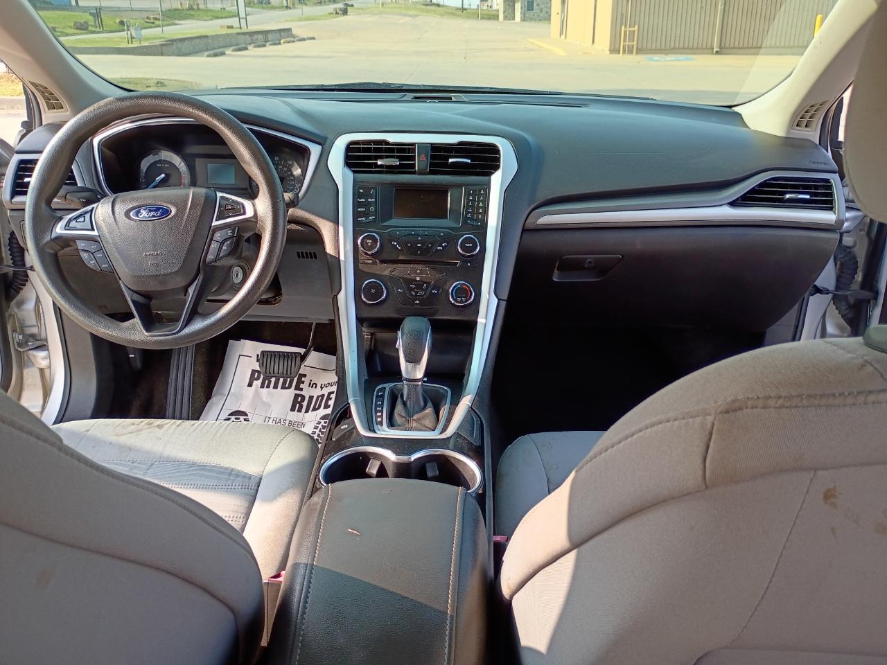 Ford Fusion S 2016
