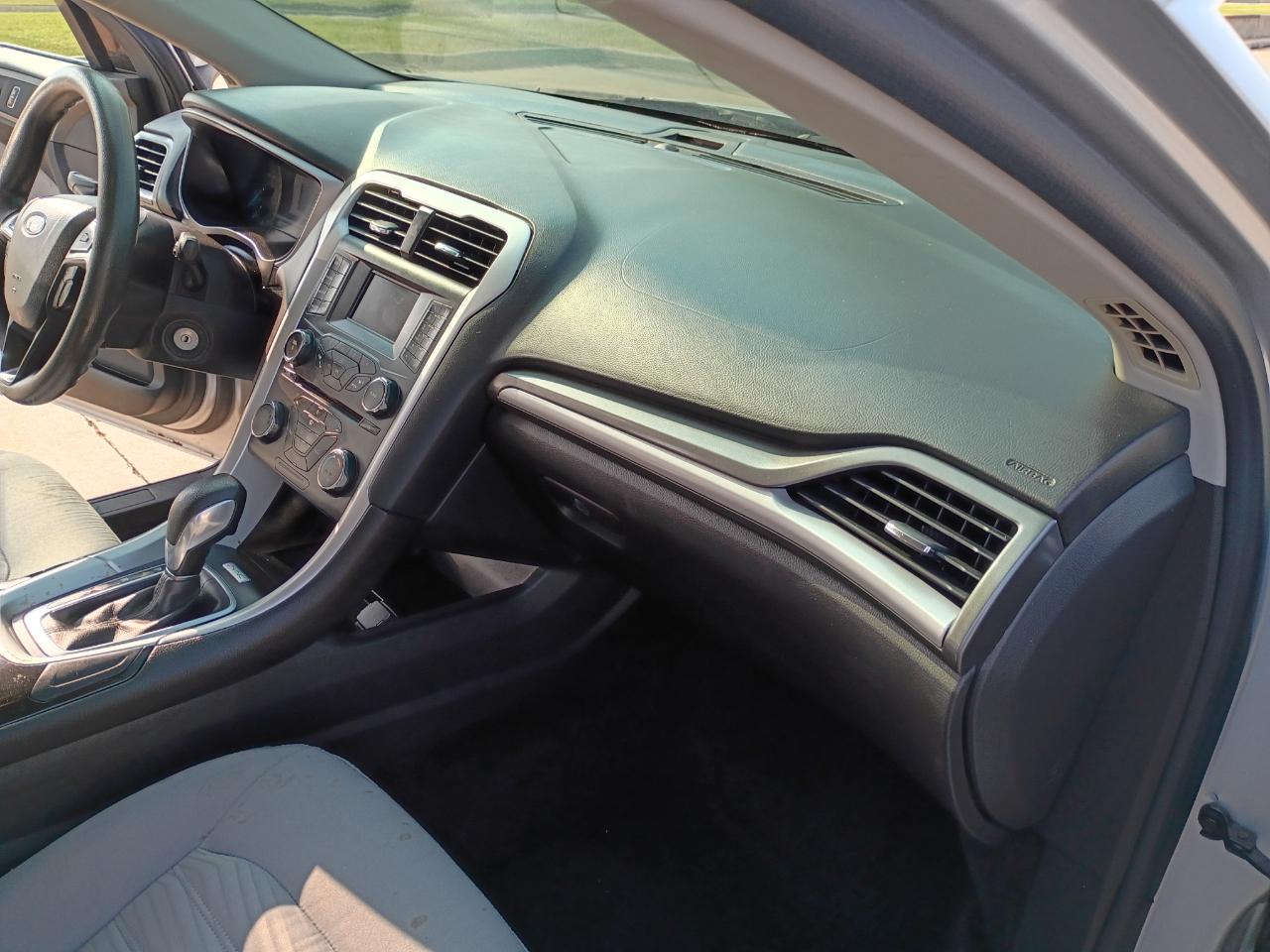 Ford Fusion S 2016