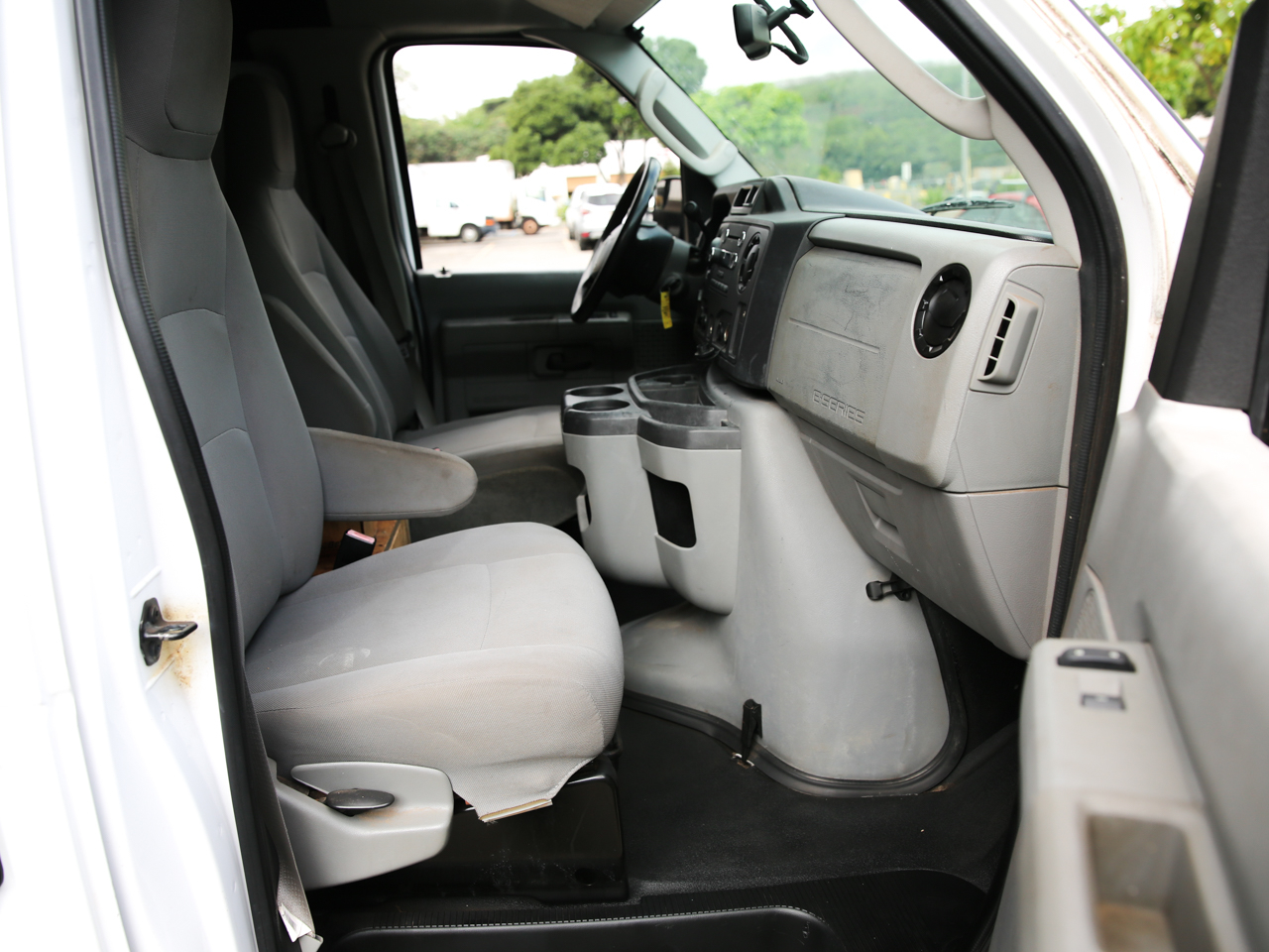 Ford Econoline Cargo Van E-250 2011