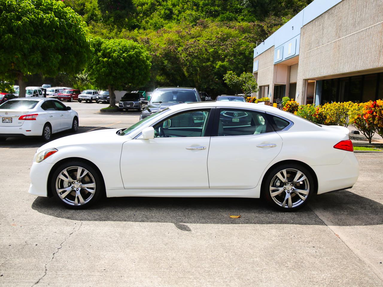 Infiniti M56  2011