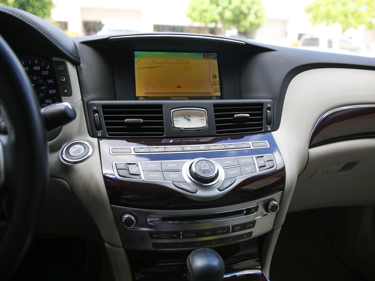 Infiniti M56  2011