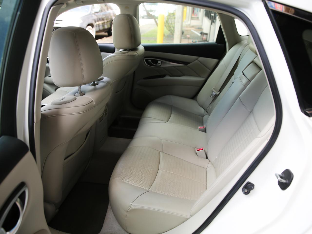 Infiniti M56  2011