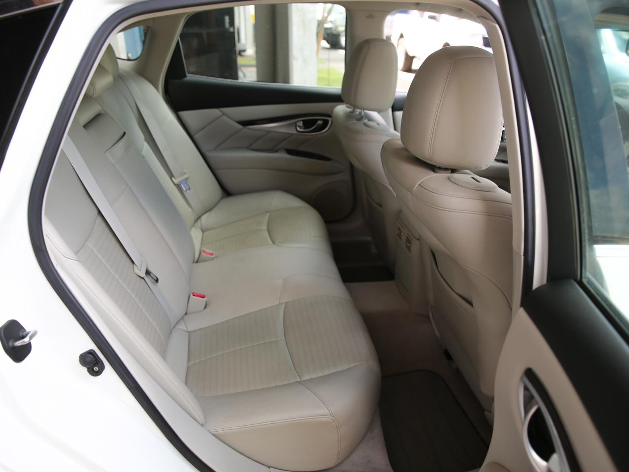 Infiniti M56  2011