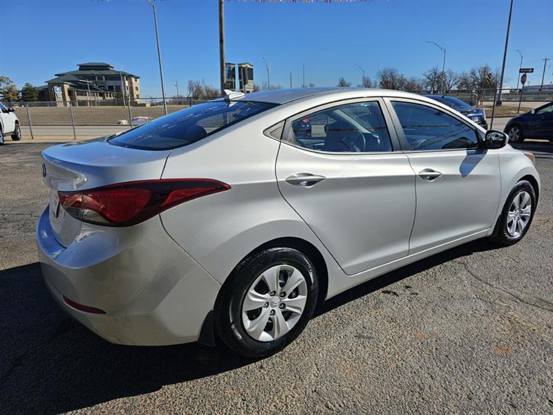 Hyundai Elantra SE 6AT 2015