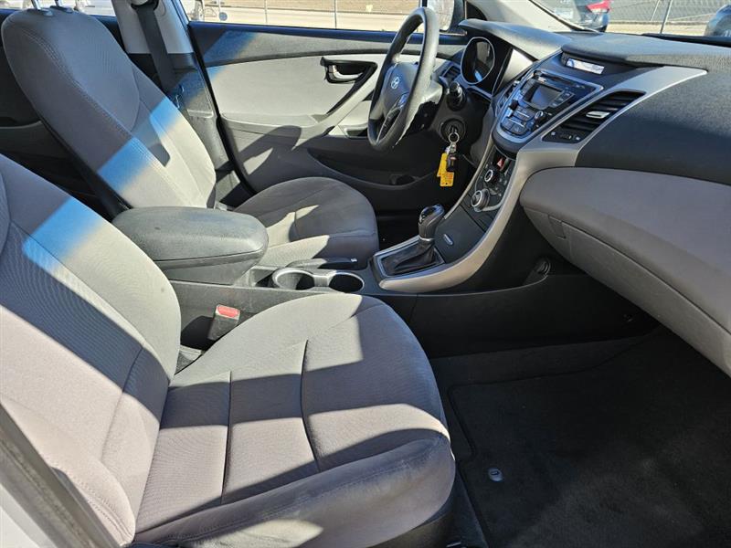 Hyundai Elantra SE 6AT 2015