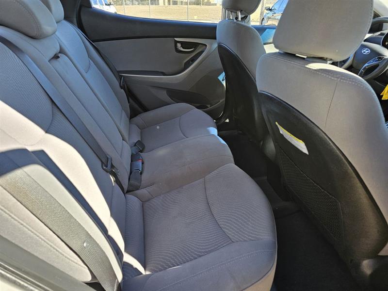 Hyundai Elantra SE 6AT 2015