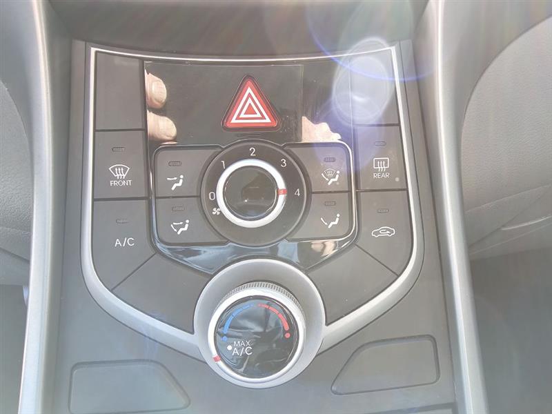 Hyundai Elantra SE 6AT 2015