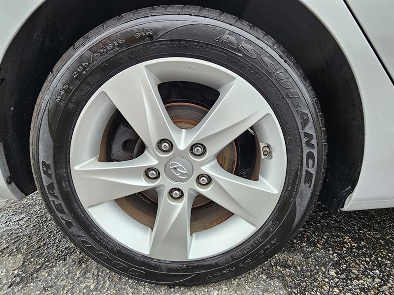 Hyundai Elantra GLS M/T 2013