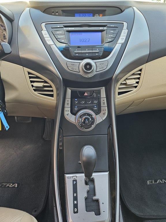 Hyundai Elantra SE 6AT 2015