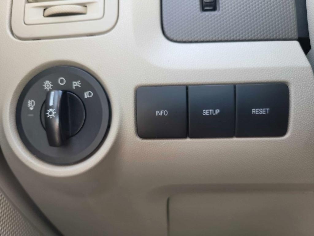 Ford Escape FWD 4dr XLT 2011