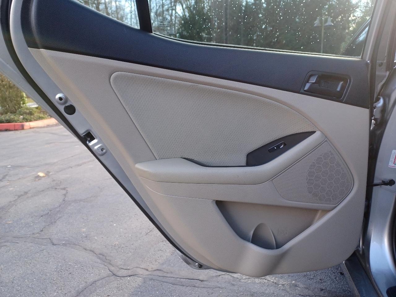 Kia Optima LX MT 2013