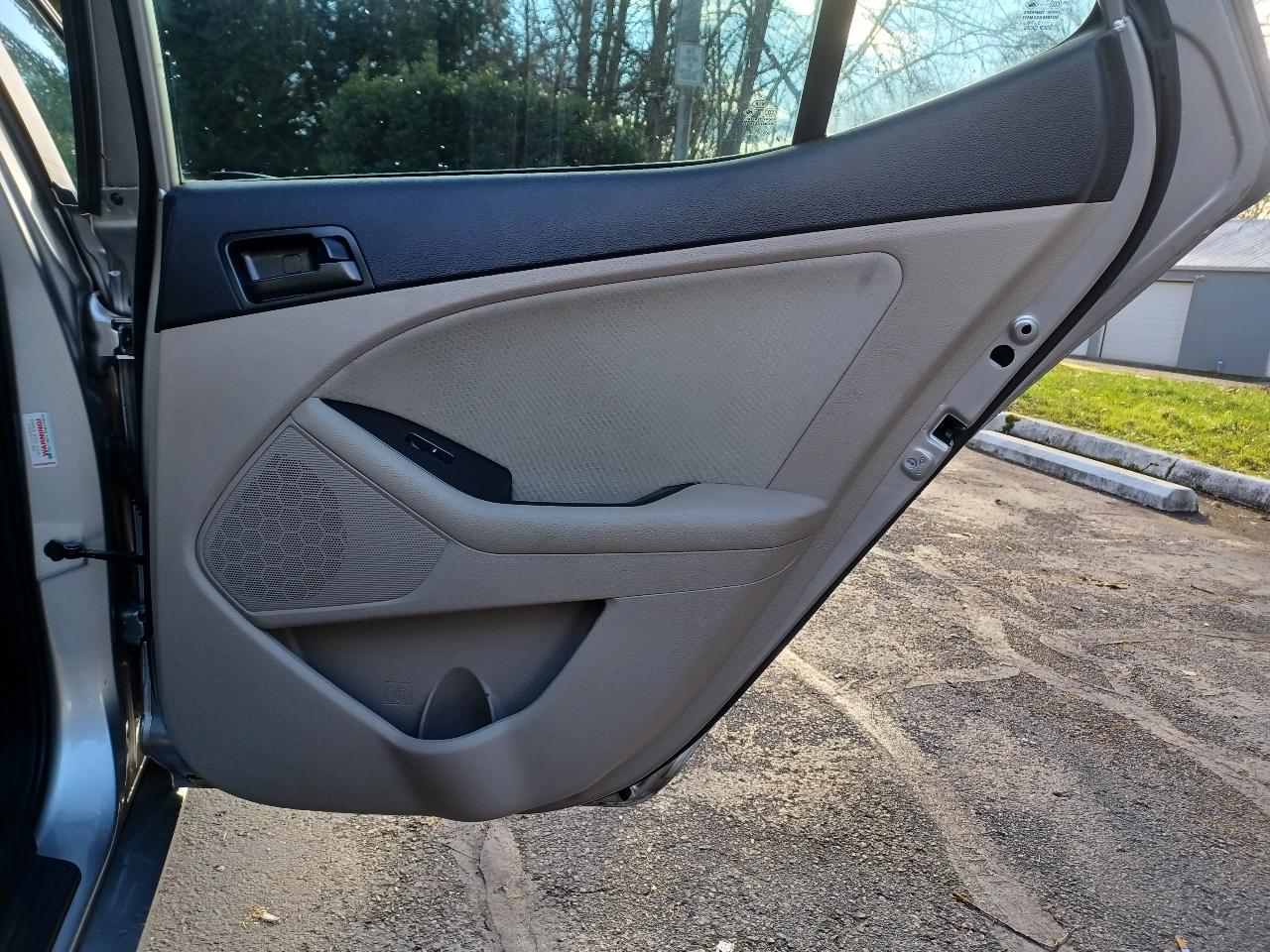 Kia Optima LX MT 2013