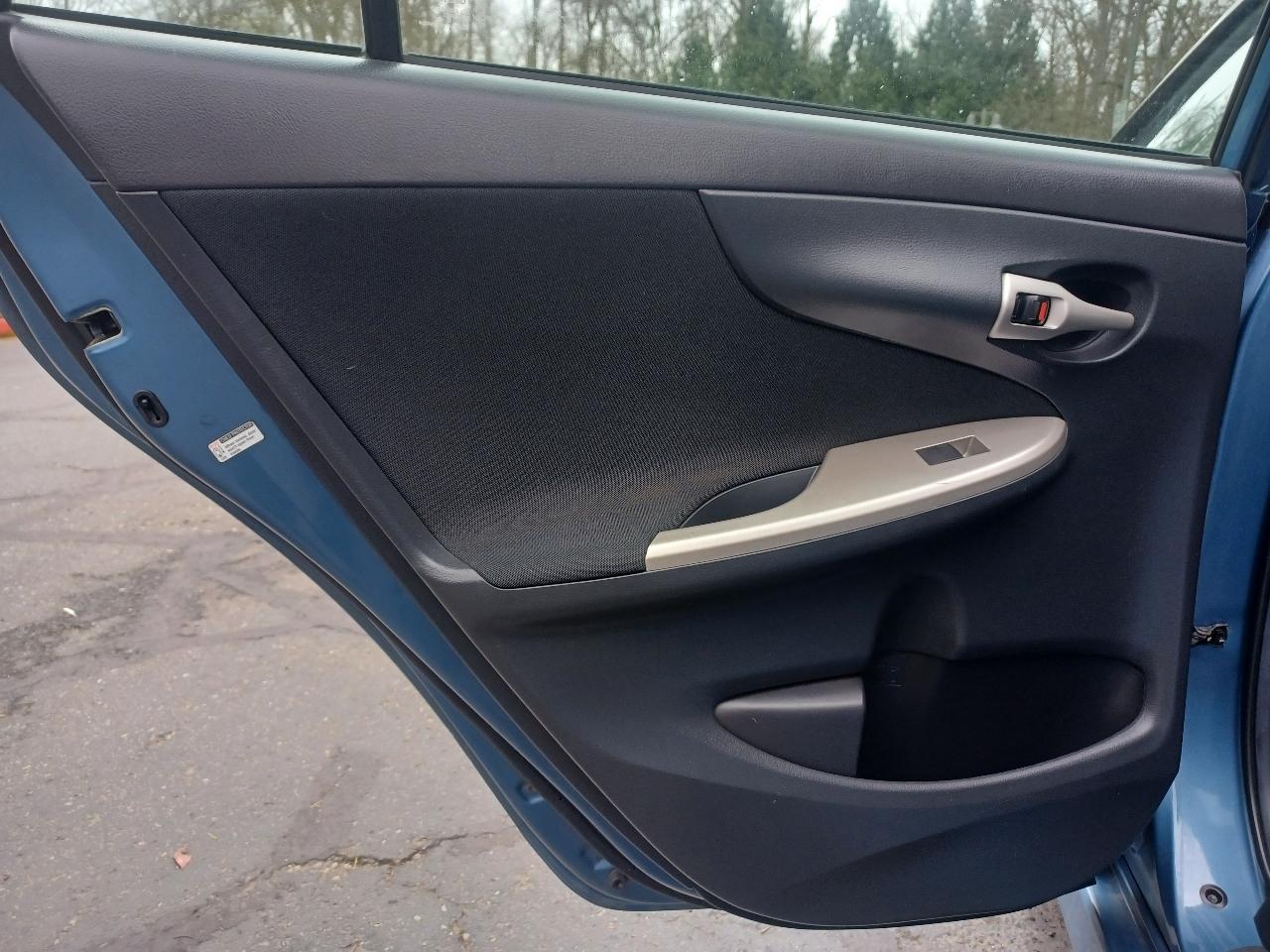 Toyota Corolla S 5-Speed MT 2013