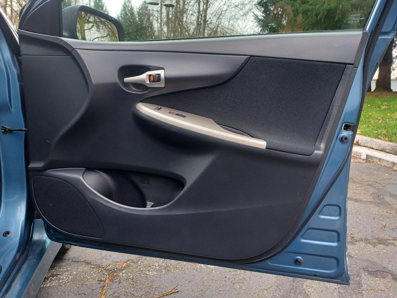 Toyota Corolla S 5-Speed MT 2013