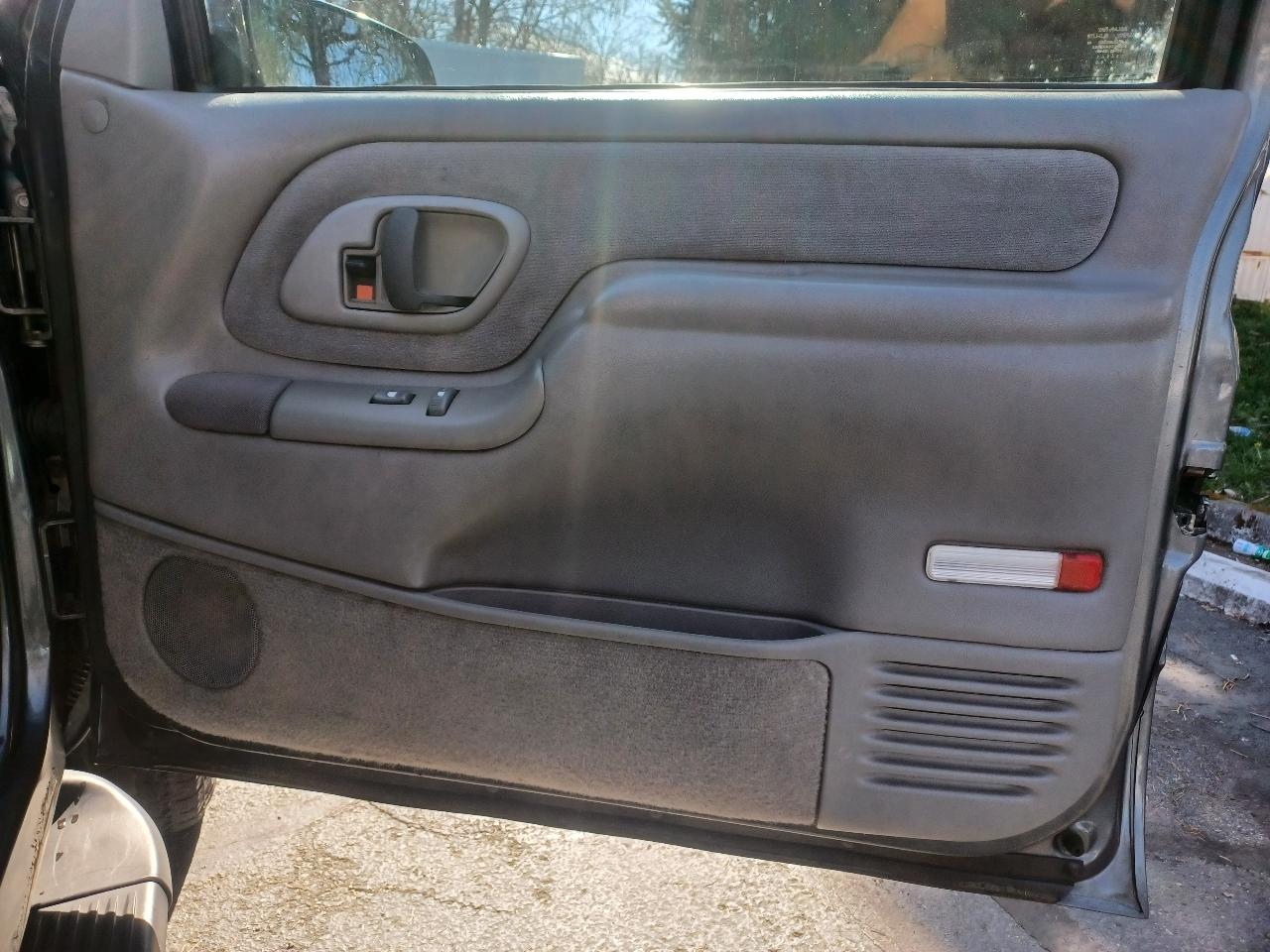 Chevrolet Tahoe 4-Door 4WD 1999