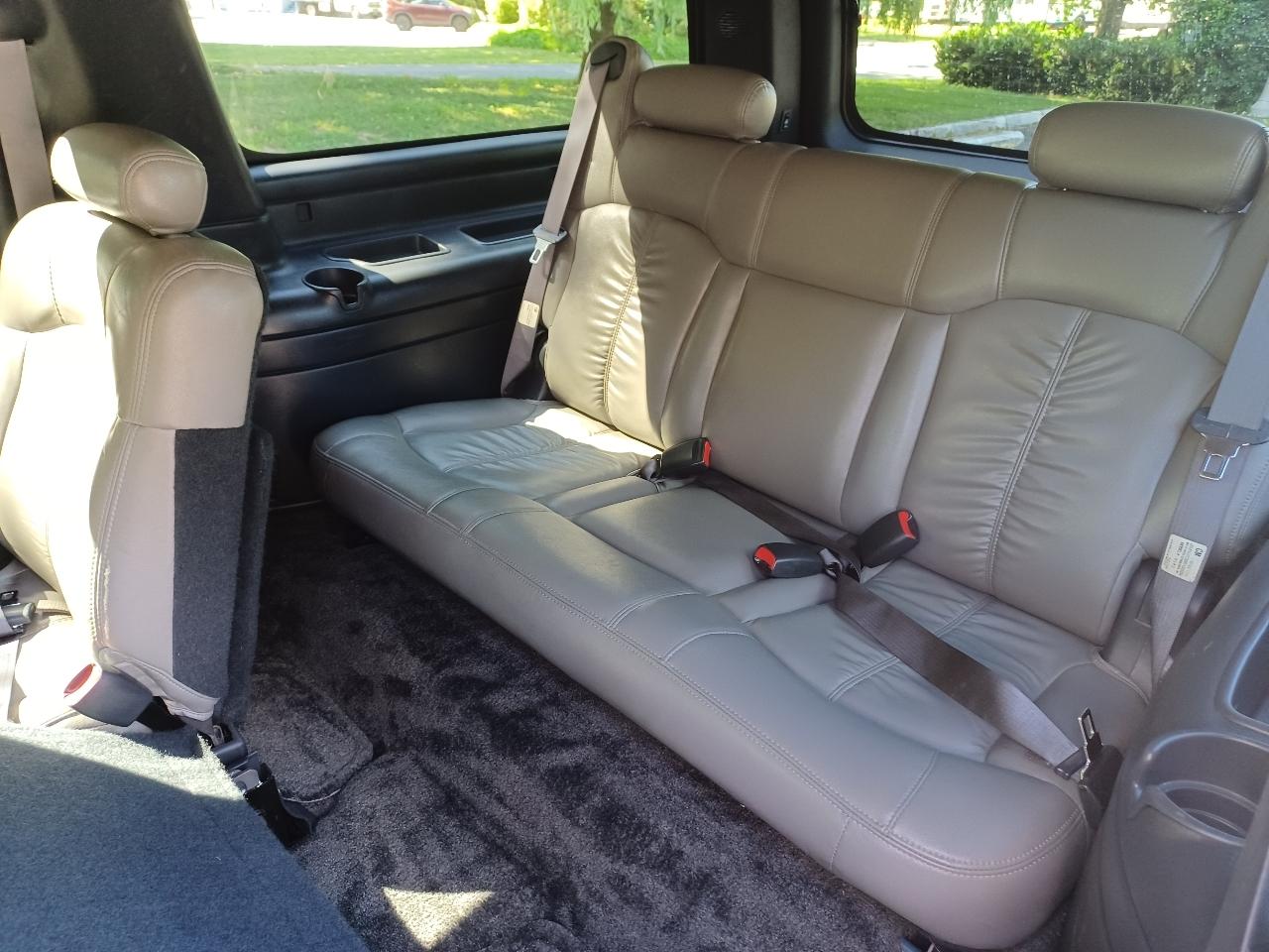 Chevrolet Suburban 1500 4WD 2002